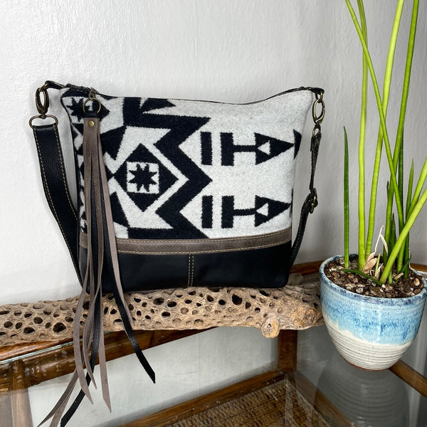 amitabha deluxe ~ leather bag
